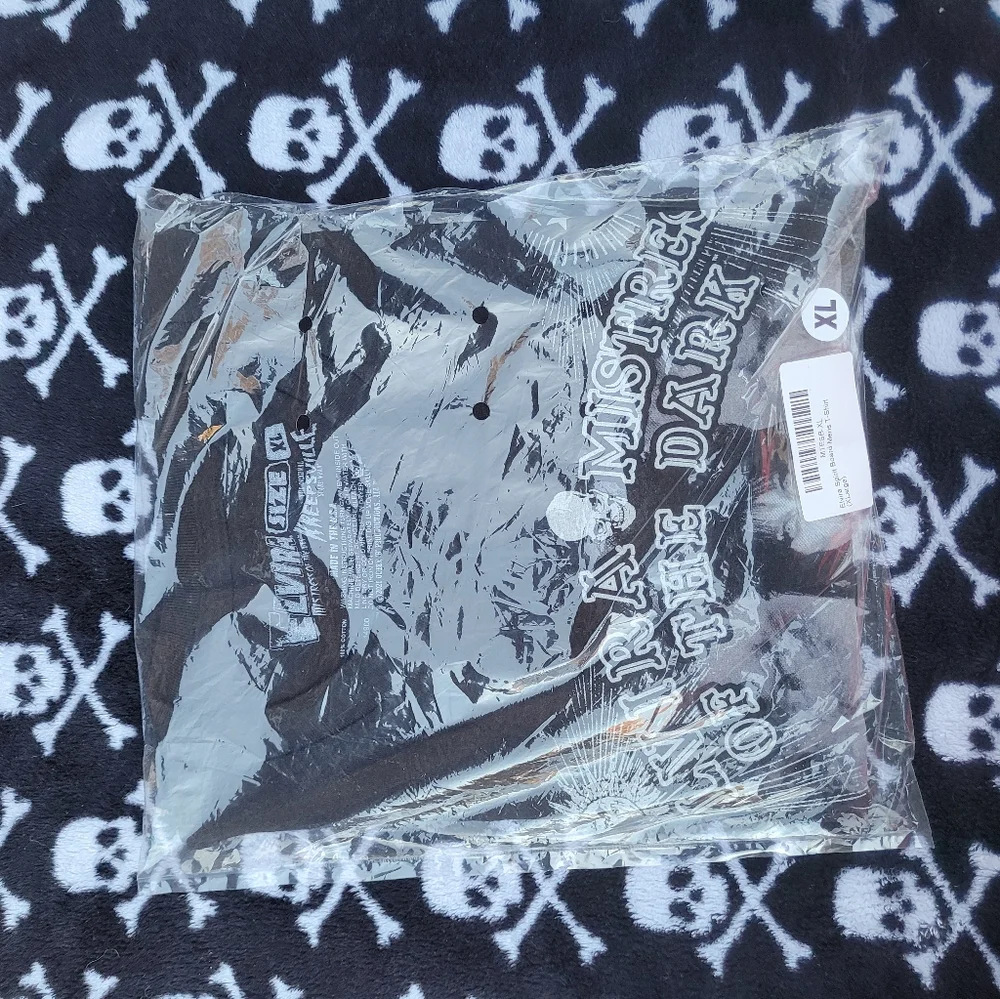 Elvira Spirit Board Men's T-shirt Size XL Kreepsville Mistress of the Dark - Picture 2 of 3